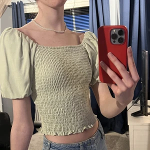 Off shoulder top - Fin ljusgrön off shoulder top från Gina tricot i storlek S. Använd 1 gång bara☺️