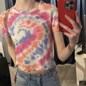 Tiedye tröja - En färgglad tiedye tröja från Hollister, använd ett par gånger men inte nu längre☺️ Det står storlek M men den är liten i stoleken så skulle säga att den passar XS-S