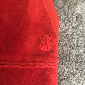 Juicy Couture röda  - Tyvärr har Snörena lägst ner gott sönder i tvätten. Men annars är dom i bra skick. Köpte dom för 1100kr, men säljer dom för 900kr