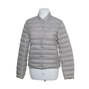 LÄTTVIKTSJACKA HM - Storlek 36! Jackan är i väldigt bra skick. Pris kan diskuteras.