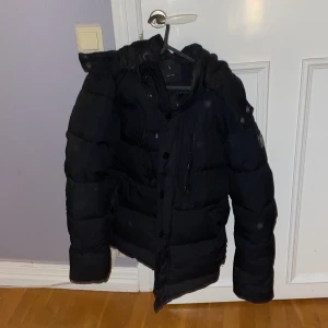 Vinterjacka - Rensning från vintern. Jacka från new yorker. Använd men är i gott skick. Tjock och värmer fint 