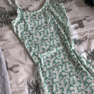 Sommarklänning - Säljer denna gulliga sommarklänningen. Storlek 10-11 år men är väldigt strechig så passar ca två storlekar större. Den är väl använd och säljs då billigare. 20kr+frakt 