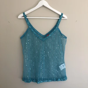 Lingerie turkos/blå med paljetter  - Ett meshlinne med paljetter. Storlek L men sitter som en S/M. Dm:a för bild med hur den sitter på.