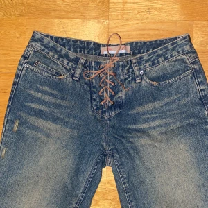 Lågmidjade Jeans med snörning - Jättesnygga jeans som tyvärr inte passar mig, midjemåttet är 80cm