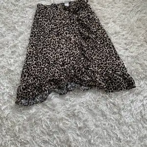 Nästan aldrig använd, köpt från Lindex. Storlek XSS! Fint leopard mönster och den kommer såklart att strykas och tvättas en extra gång innan du köper den! 