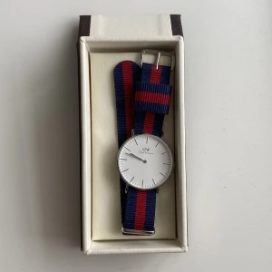 Daniel Wellington klocka - Säljer en Daniel Wellington klocka. Passar personer upp till 15 år.