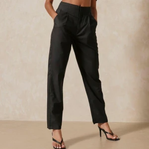 Kostymbyxor  - Helt oanvända kostymbyxor från MISSÉ x MISSPAP. Säljer för att jag får ingen användning för dom. De är inte lika mörkgråa som på första bilen (andra bilden visar den rätta färgen) storlek M. 