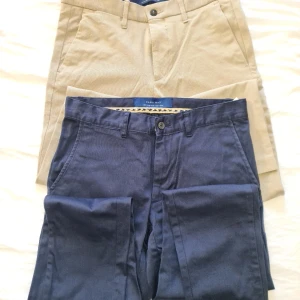 Byxor - Hej säljer nu dessa jeansen då dem aldrig kom till använding. De är helt nya inte ens testade. 200kr för båda