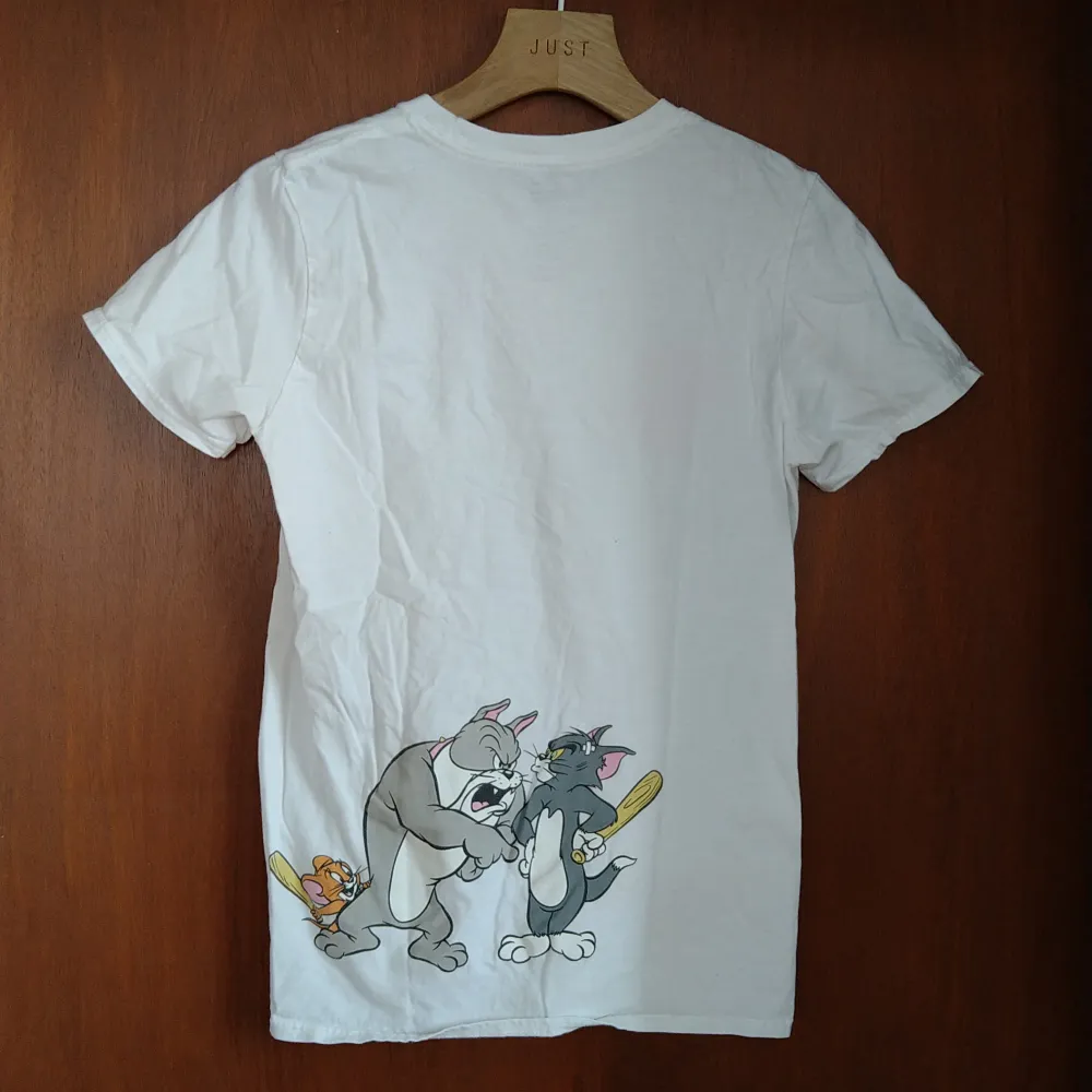Unik t-shirt med tryck fram och bak, storlek Small. Tom & Jerry, i fint vintage skick!. T-shirts.