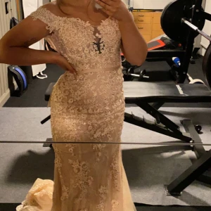 Balklänning - Dags att sälja min balklänning, inköpt från Dressroom linne, Januari 2022. Använd en kväll, fint skick. Köpt för  6 000kr, kom gärna med prisförslag🥰  Inte världens bästa bilder, ger inte klänningen rättvisa, men bara fråga om mer bilder vid intresse🤍