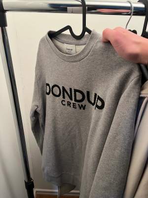 Snygg Dondup sweatshirt i storlek S. Endast använd 3 gånger annars har den bara hängt i garderoben. Köpt för ett och ett halv år sen för 1500kr. Säljes då jag snabbt växte ur den. Nyskick.