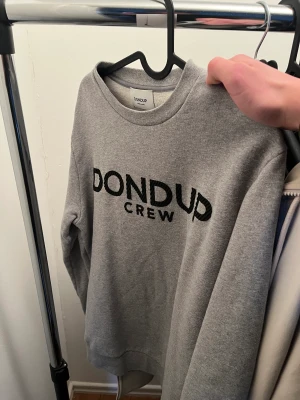 Dondup sweatshirt - Snygg Dondup sweatshirt i storlek S. Endast använd 3 gånger annars har den bara hängt i garderoben. Köpt för ett och ett halv år sen för 1500kr. Säljes då jag snabbt växte ur den. Nyskick.