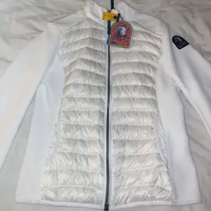 Säljer min vita parajumper jacka, köpte den för ca 3 månader sen och använder den inte! Haft den på mig 2 gånger så den är heeelt som ny. Den bara hänger i min garderob så säljer den ist för det är inte min still. Strlk S.