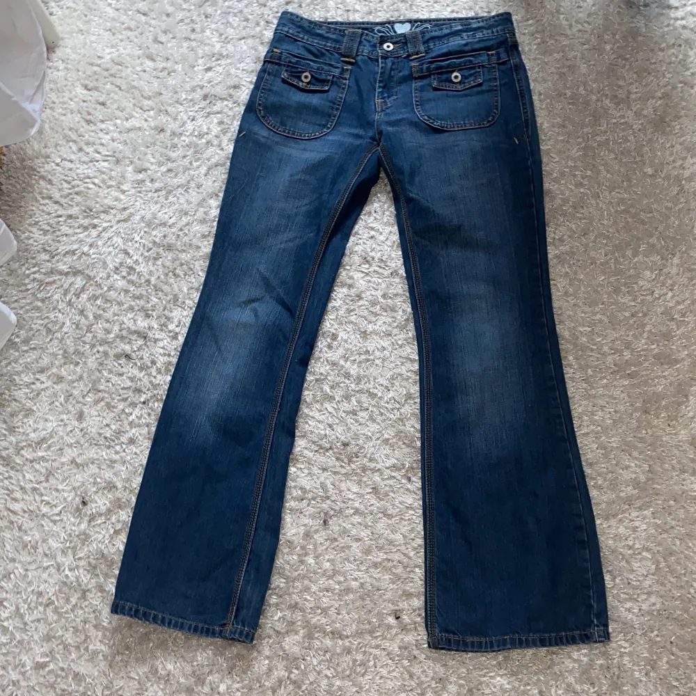 Snygga vintage low-rise bootcut jeans med söta fickor både fram och bak, storlek 30 regular leg, midja 74-79 cm, innebenslängd 81cm. Jeans & Byxor.