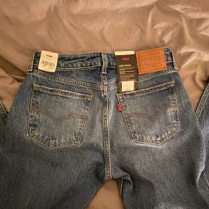 Ett par helt nya Levi’s low pitch jeans med prislappen kvar. Storlek midja 26 och längd 33. Säljer på grund av att jag har ett par liknande. Nypriset är 1249 kronor. Slutsålda i denna storlek på hemsidan 🫶 Jag är 168 cm för er som undrar