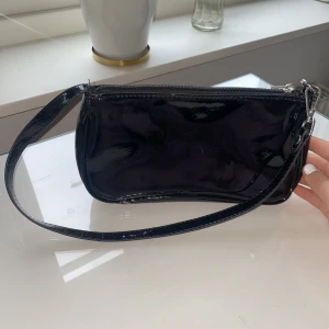 Handväska - Fin handväska från SHEIN. Finns inga mindre fack i väskan. Använd en gång. Säljer för 45 fraktkostnad tillkommer på 39kr