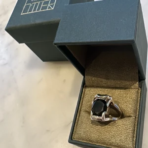 Maria Nilsdotter ring - Hej!, säljer denna sjukt coola ringen från Maria Nilsdotter i så bra skick!💘är osäker på vilken storlek de är men jag brukar ha den på pekfingret å där passar den bra på mig💘