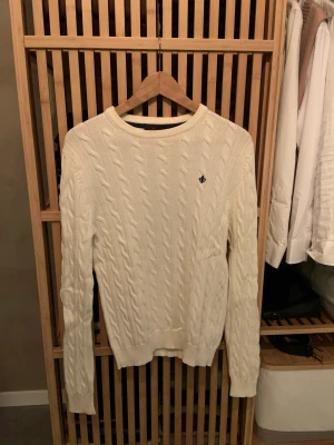 Morris kabelstickad - Kabelstickad tröja från Morris. Vit creme färg och är i mycket gott skick.