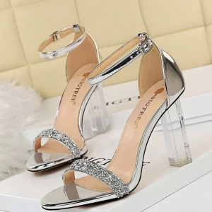 Klackskor - Silvriga, genomskinliga och glittriga klackskor 😍 perfekta till balen, studenten, fest, bröllop osv! Jag har endast använt dem 1 gång på min student när vi skulle ta bilder! Modellen är helt slutsålt på hemsidan!