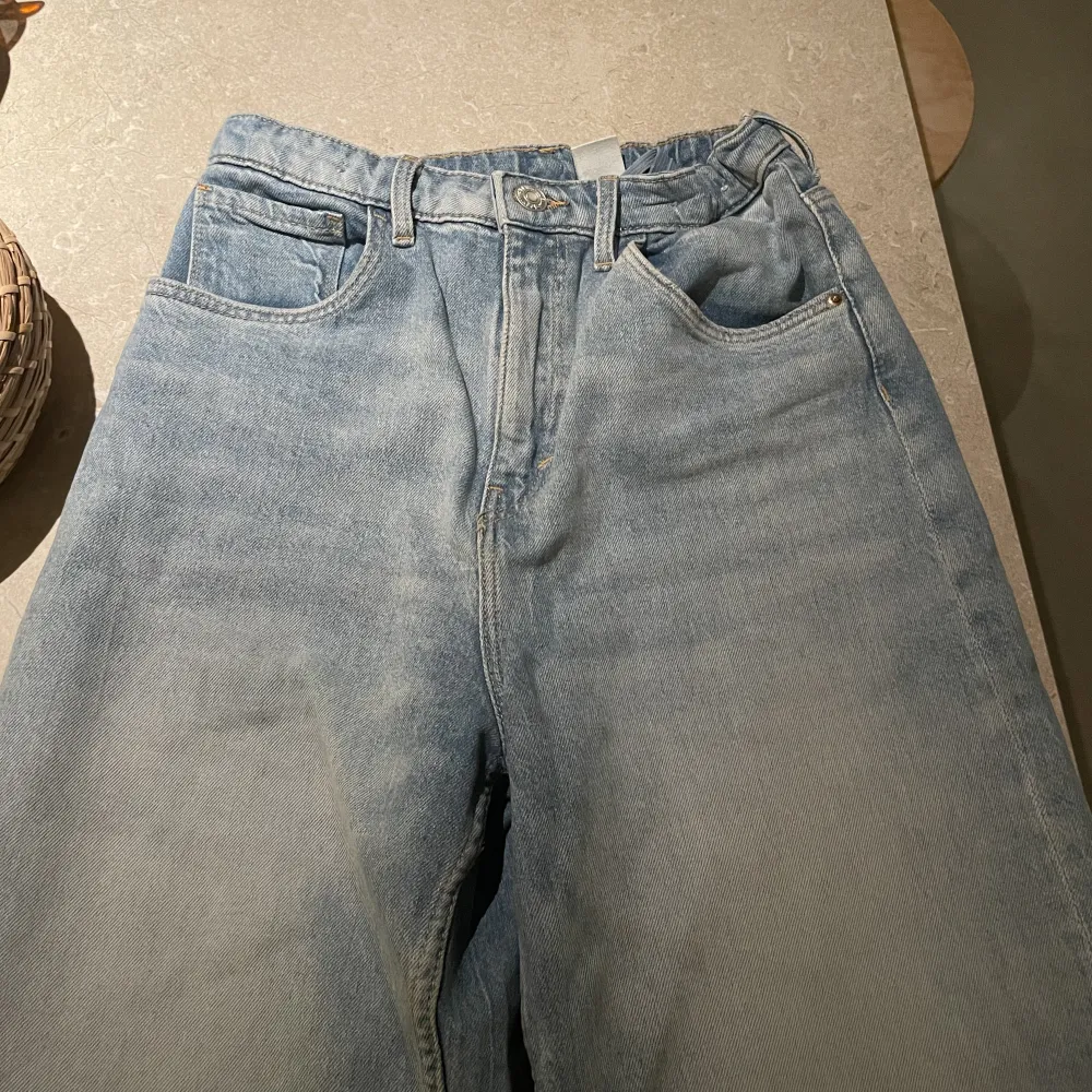 Jättesnygga ljusblå jeans från hm i strl 164. Inga tecken på användning och ser så gott som nya ut❤️jätteskönt material. Säljer då de är för små för mig. . Jeans & Byxor.