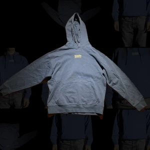 Wrangler hoodie - En blå wrangler hoodie jag inte använder längre, den har ett litet hål in till fickan man har händerna i som man lätt kan sy ihop, annars bra kvalitet