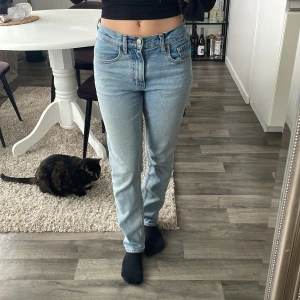 Jeans - Blåa jeans från hm, lågmidiade och jättefina, gör ont i hjärtat att sälja då det varligt mina favoriter men dom har blivit för små
