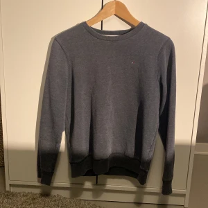 Tommy hilfiger - Skicket på den är 7/10 har används ganska många ggr förra sommaren men säljer nu för den ör för liten