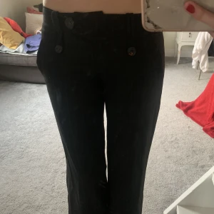 Svarta Kostymbyxor  - Så snygga och unika! Älskar detaljen med att det är orange på insidan!  Lågmidjade/Mid rised