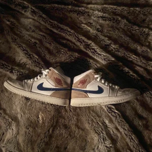 Jordan 1 mid - Riktigt feta Jordan 1 som passar till allt jag har lådan också. Nypris ca 3000. Dem är sparsamt andvänd knappt slitna alls. Säljer pga att jag växt ur dem.