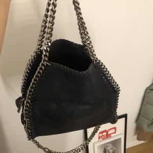 Väska - Väskan är i bra skick förutom att det börjar bli ett hål i tyget inuti väskan (se på bild 2). Spårbar frakt 60kr 