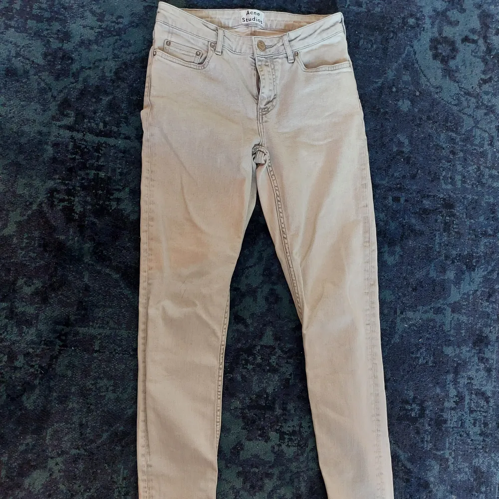 Fina jeans från Acne studio. Några få skavanker men annars väldigt fina! Passar mig som är 170 och S. Skinny och ljust gråa i färgen. . Jeans & Byxor.