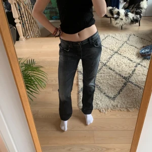 lågmidjade jeans  - gråsvarta lågmidjade Nudie jeans! köpta second hand<3