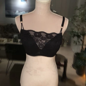 Design bh:ar 75 D, 75 B (köpes separat) - Bygelbh i spets med detaljer från twilfit, den är oanvänd och 75 B finns även att köpa. 