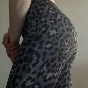 Träningstights - Leopardmönstrade träningstights men rosa detaljer från Gina tricot. 