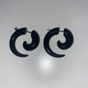 Black fake stretched ears earrings  - Fake stretch earrings som är jätte snygga men som jag inte tyckte jag passade i. Jag kommer tyvär inte ihåg vart jag köpte dom och hur mycket dom kostade. En saknar en plup men det borde gå att fixa. Om du vill ha mer information kan du skriva privat. 