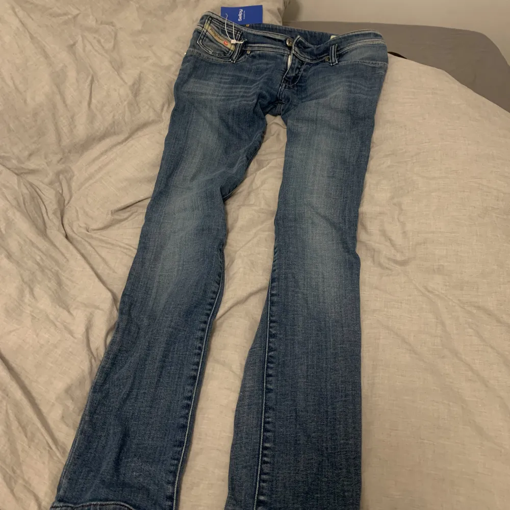 Köpte dessa Lågmidjade straight jeans för ett tag sen från Sellpy. Kostade 270kr men säljer för 200kr. skriv om ni är intresserade att köpa💕💕TRYCK INTE PÅ KÖP NU. Jeans & Byxor.