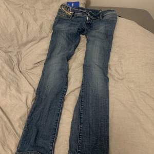 Köpte dessa Lågmidjade straight jeans för ett tag sen från Sellpy. Kostade 270kr men säljer för 200kr. skriv om ni är intresserade att köpa💕💕TRYCK INTE PÅ KÖP NU