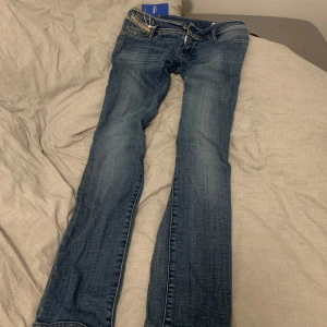 Lågmidjade jeans - Köpte dessa Lågmidjade straight jeans för ett tag sen från Sellpy. Kostade 270kr men säljer för 200kr. skriv om ni är intresserade att köpa💕💕TRYCK INTE PÅ KÖP NU