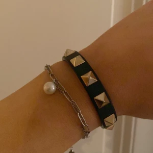 Valentino armband  - Säljer detta superfina trendiga armband från Valentino! Det är i svart kalvskinn med Platini nitar! Det är använt, men fortfarande i toppen skick!  Nypris 2805kr⭐️❤️