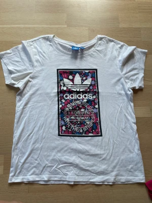 Adidas t-shirt i stl S! Superfint skick  - Säljer en t-shirt som endast är använd 2-3 gånger! Mycket fint skick!   Pris 100:- + porto  Kan mötas upp i Uppsala om man bor här!