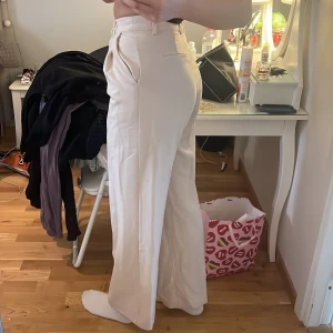 Kostymbyxor BikBok - Smokey kostymbyxa från BikBok. Knappt använa då de är lite korta för mig på 173 cm. Några fläckar längst ner på byxan men är inte speciellt märkvärdigt. Nypris 499kr