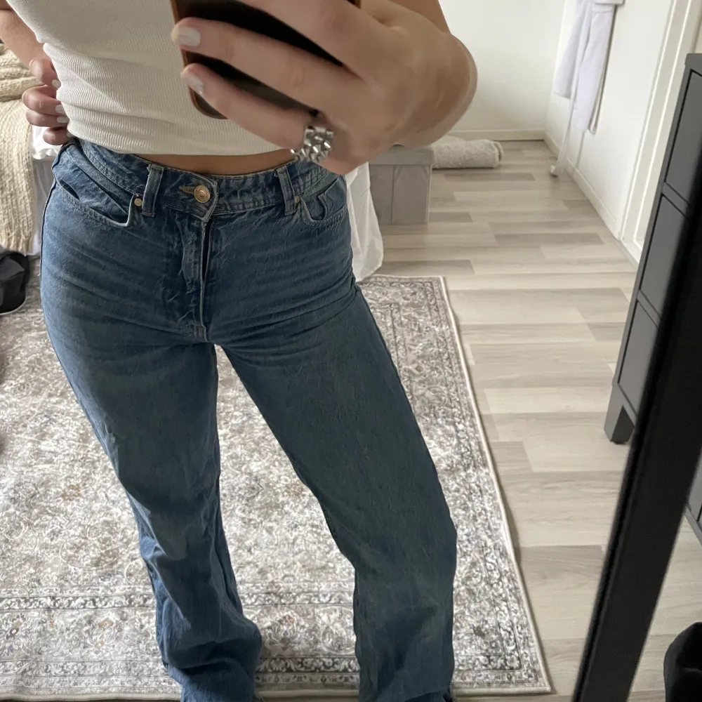 Sååå fina zara jeans som inte kommer till användning mer. Högmidjade och så fin unik färg❤️❤️. Jeans & Byxor.