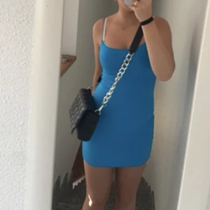 Zara klänningar  - Säljer både denna blåa och samma fast i gul i stl M, 150/st och 250 för båda+ frakt💛priset kan diskuteras 