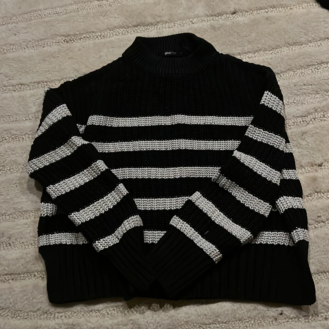 En fin randig tröja 