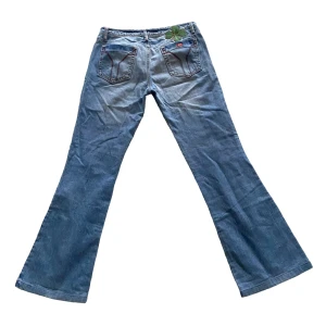 Miss sixty jeans - Lågmidjade w31 bootcut äkta miss sixty jeans med as snygga detaljer, köpta pp depop men passade mig ej 💔sista e lånad från pinterest på ett par liknande i passform!! midjemått: 40cm tvärs över, innerbensmått: 79cm (går att sprätta upp 4-5cm)