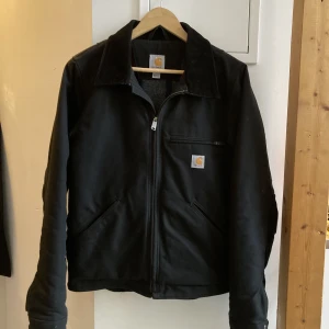 Carhartt Detroit jacka - Carhartt Duck Detroit. (Ej från Wip). Sparsamt använd. Enda anmärkningen är ett veck i ryggslutet, detta åtgärdas enkelt med ett strykjärn. Storlek Small men stor i storleken. Hör av dig med eventuella frågor :)
