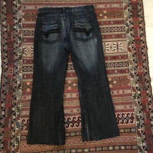 utsvängda jeans - Syda själv, jag är typ 177cm på bilden midja: 44cm Längd: 105cm ben öppning: 28cm