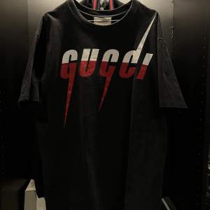 Gucci Blade Logo T-Shirt Storlek: XL Skick: 9/10 Kvitto finns