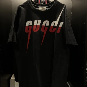 Gucci Blade Logo T-Shirt - Gucci Blade Logo T-Shirt Storlek: XL Skick: 9/10 Kvitto finns
