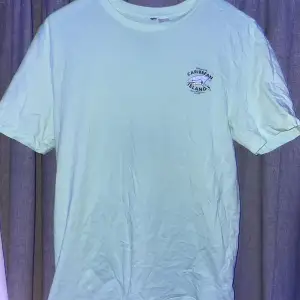 En as snygg T-shirt från hm Strlk S! Knappt använd, stor i storleken så mer oversized S, passar M!  Vid frågor, skriv dm! Köpare står för frakt 